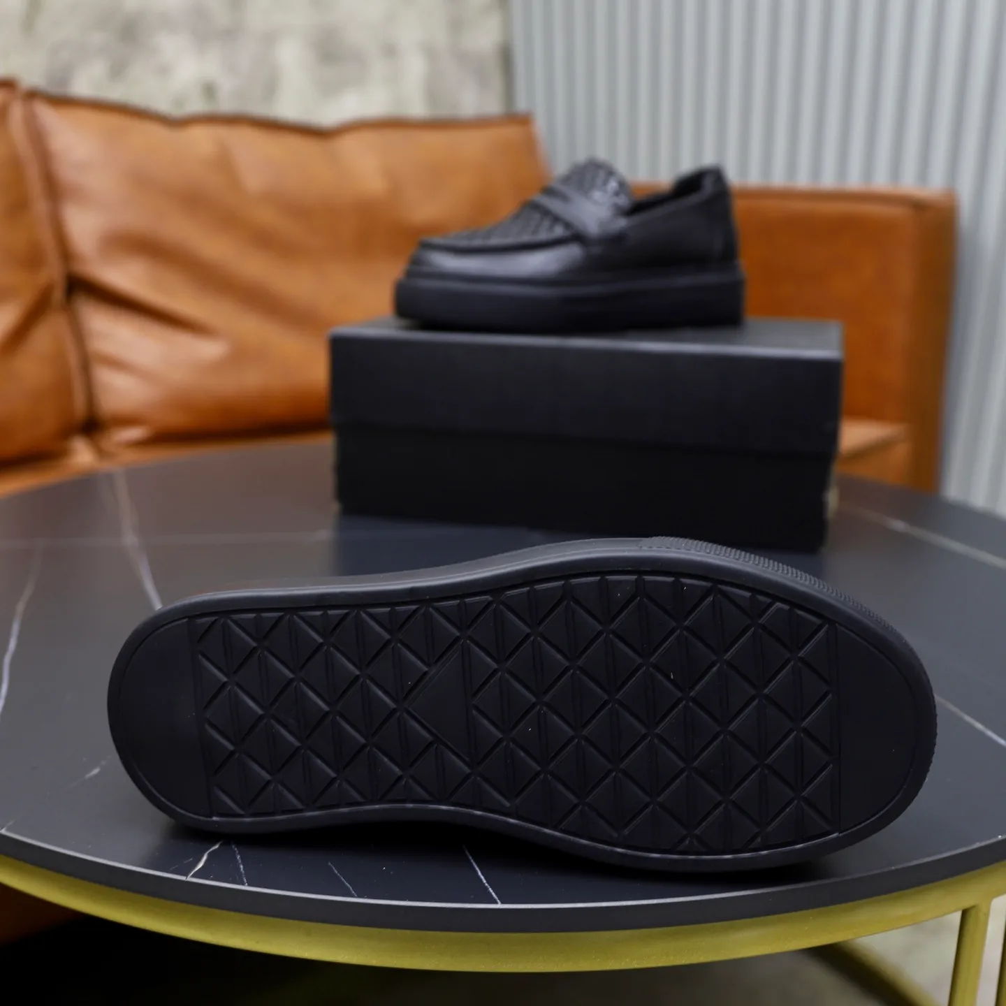 Ex-factory price: 500💰🙅‍♂️🙅‍♂️🙅‍♂️ Brand: PRADA Standard code: Men's code 38-44 (45 can be customized) Grade: Same style as the official website Original order quality Material: Original cowhide surface Comfortable lining Original outsole Style category: Men's fashionable casual leather shoes Distinguished big-name luxury elements Top luxury Color: Color of the actual picture